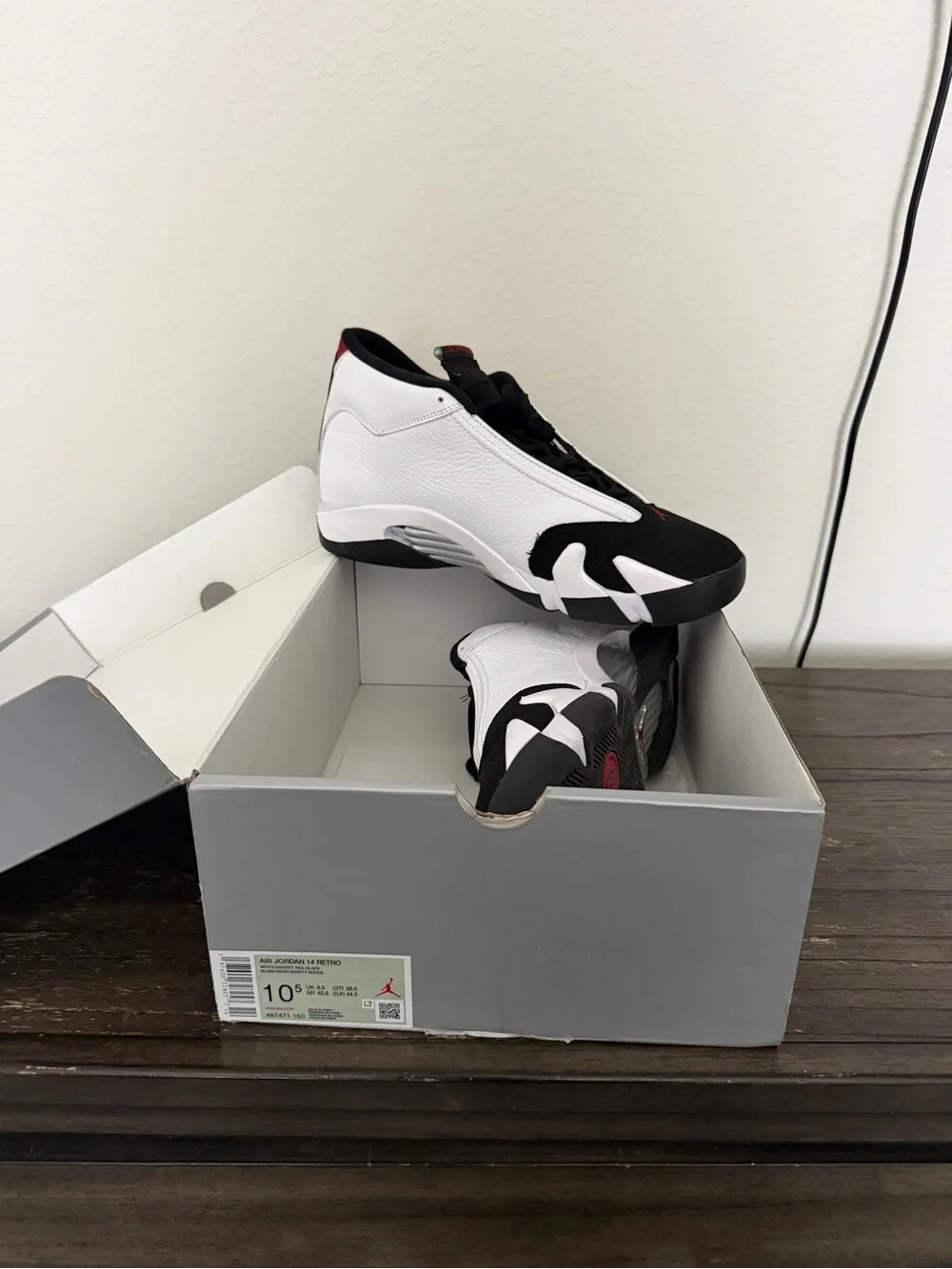 Jordan Men's White and Black Retro Basketball Sneakers
